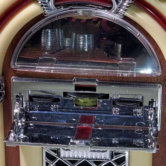 VINTAGE 1990 JUKE BOX DESIGN AM-FM RADIO, FULLY FUNCTIONAL, AA BATTERY POWERED - Picture 2 of 6